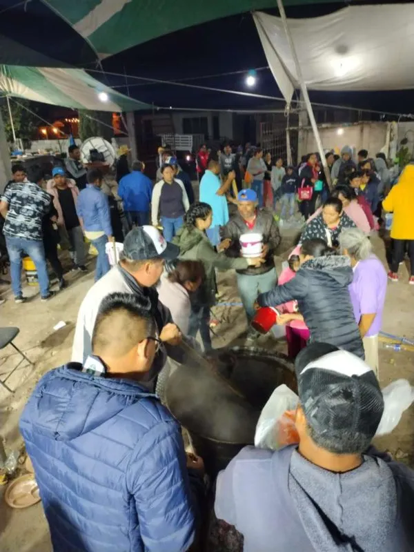 Ixmiquilpan: familias reparten más de 16 mil tamales a pobladores de la región