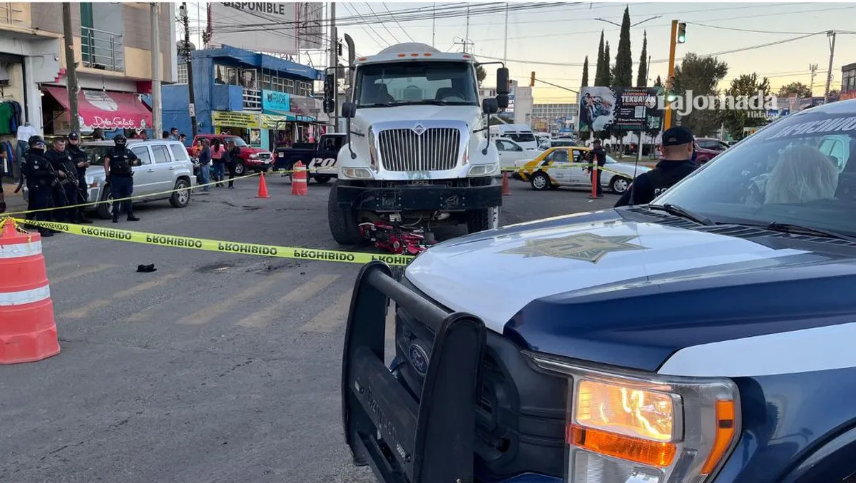 Tizayuca: Reportan aparatoso accidente entre moto y revolvedora