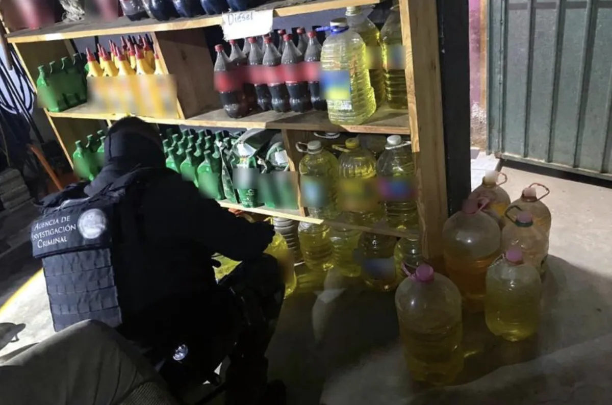 El huachicol ya no se esconde: autoridades hallan combustible ilegal en un local que operaba como abarrotes
