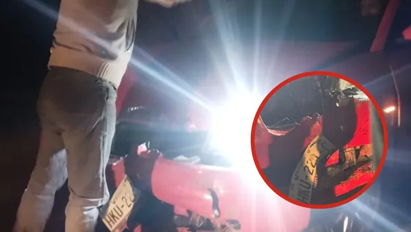 Automóvil rojo abandonado tras accidente