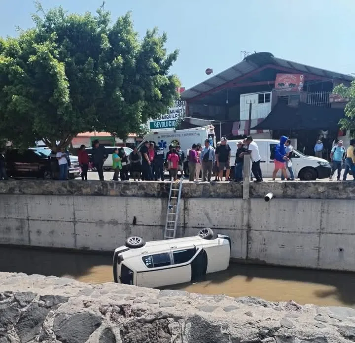 Auto cae a arroyo en pleno centro de Ixmiquilpan