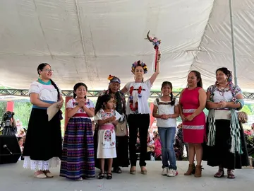 Mujeres de Xochimilco entregan bastón de mando a Claudia Sheinbaum