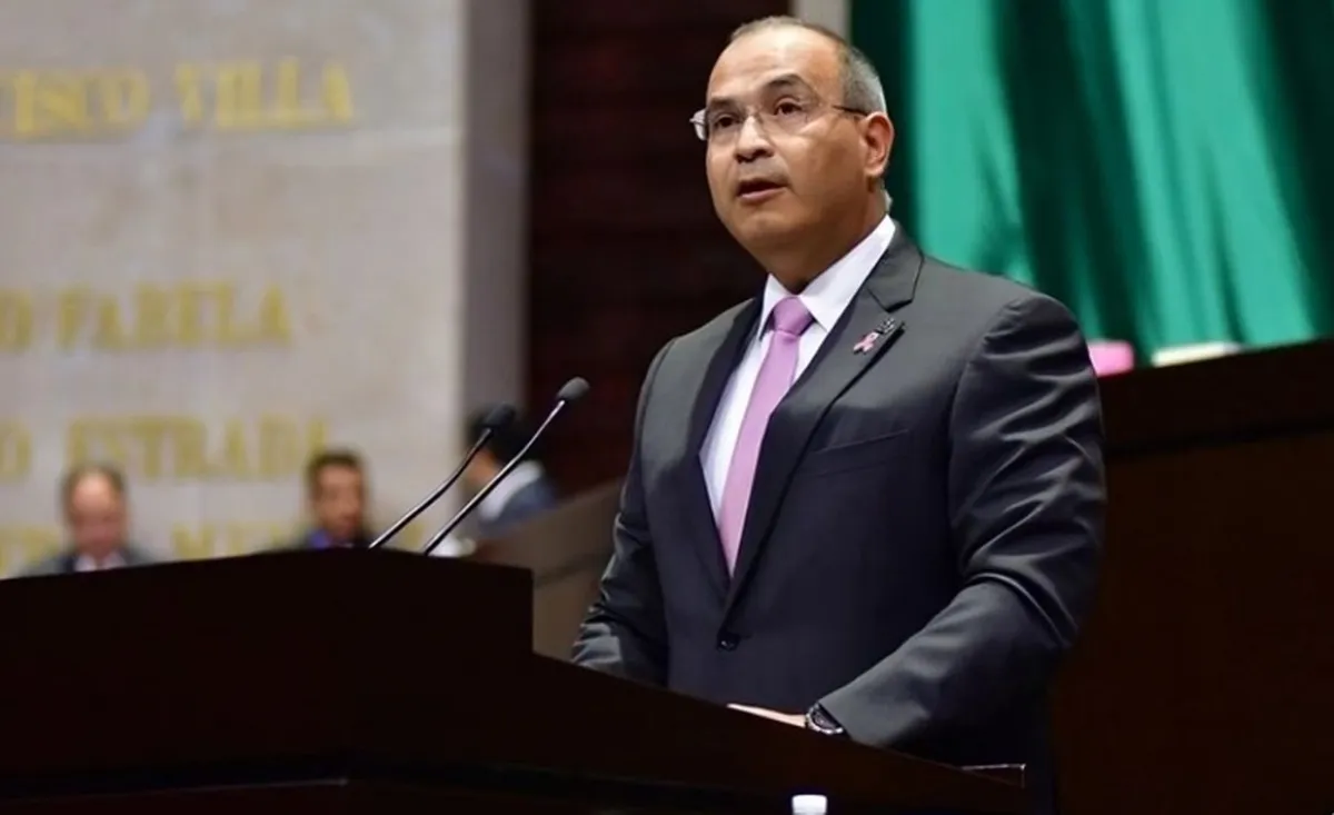 Desde 2021, la Fiscalía General de la República (FGR) pidió a la Interpol emitir una ficha roja para la localizar y detener a Treviño Medina