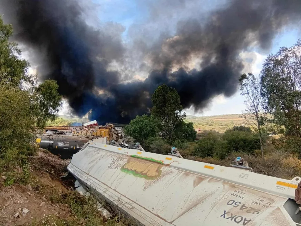 Investigan descarrilamiento de tren en Tepetitlán; un hombre continúa desaparecido