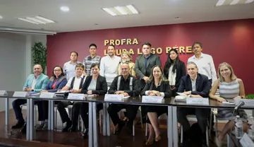 Autoridades del Instituto Hidalguense de Educación y representantes de la UNESCO y fundaciones en mesa de trabajo por la alfabetización