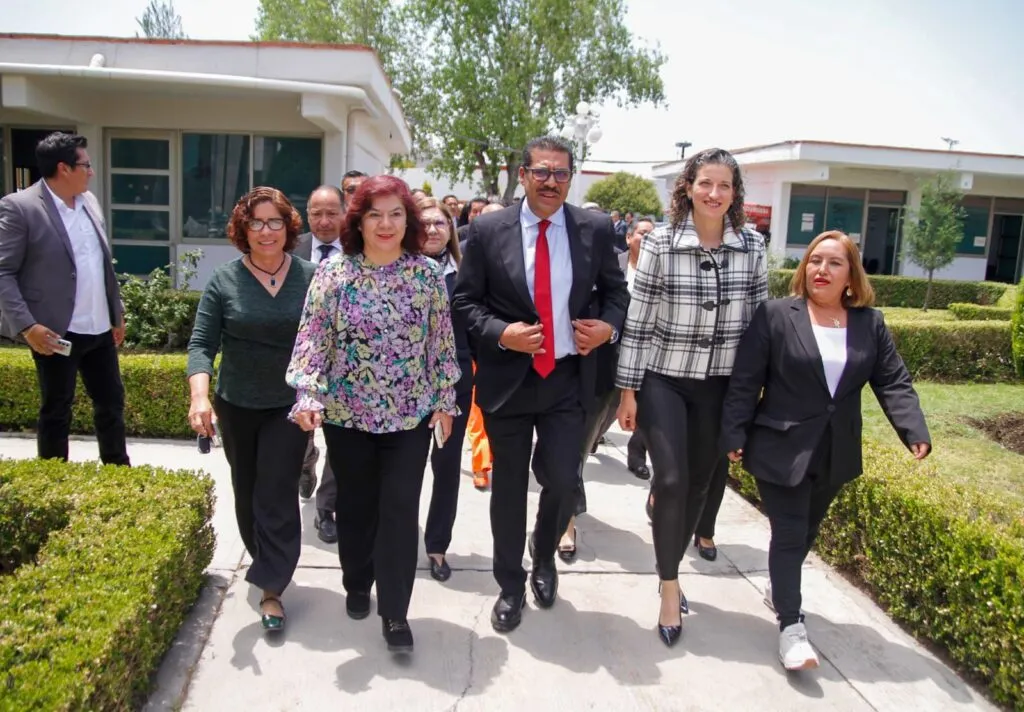 Autoridades de Hidalgo rinden homenaje a maestros fallecidos en el Día del Maestro