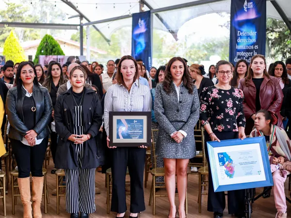 CDHEH entrega Aurora de Plata a fundación que atiende a infantes con discapacidad