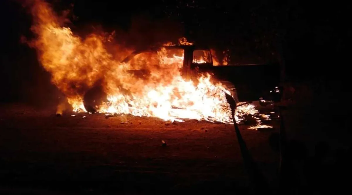 Localizan dos cuerpos en camioneta baleada y calcinada en Cuautepec