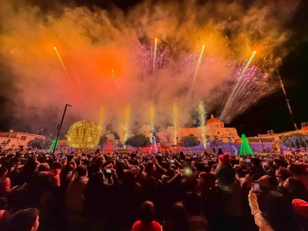 Inauguran el Callejón del Polo Norte en Pachuquilla con Santa Claus y encendido del árbol