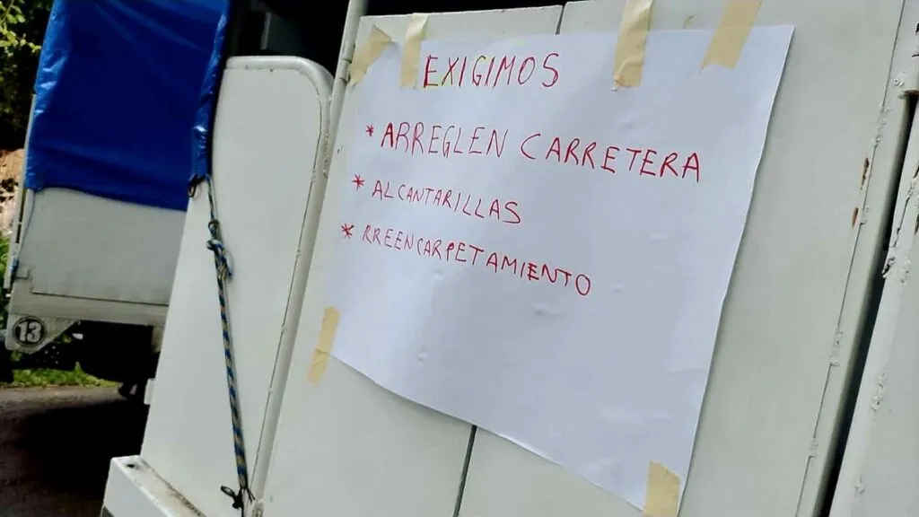 Transportistas bloquean carretera de Hidalgo