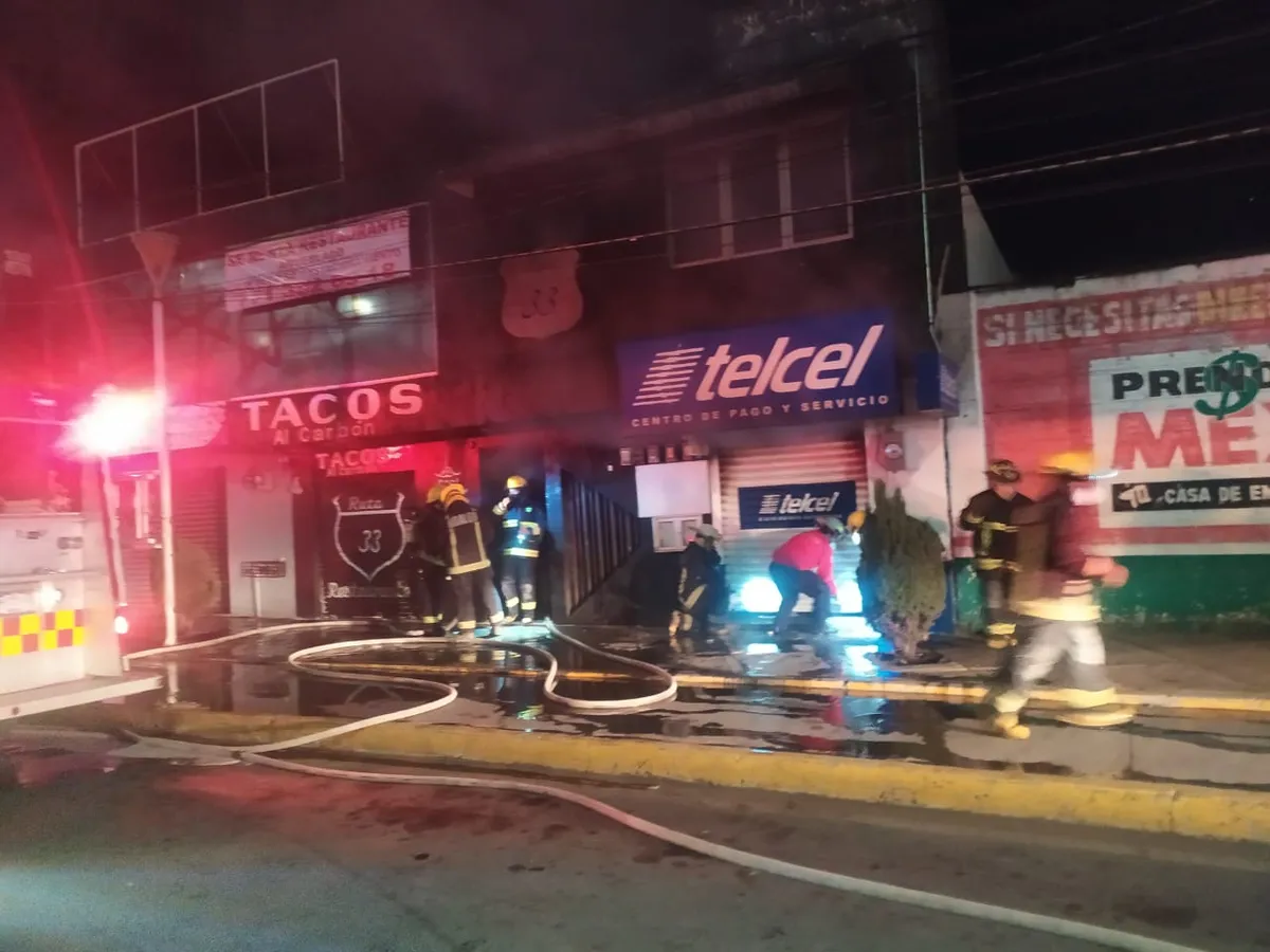 Afecta incendio a dos locales comerciales en colonia Cuesco de Pachuca