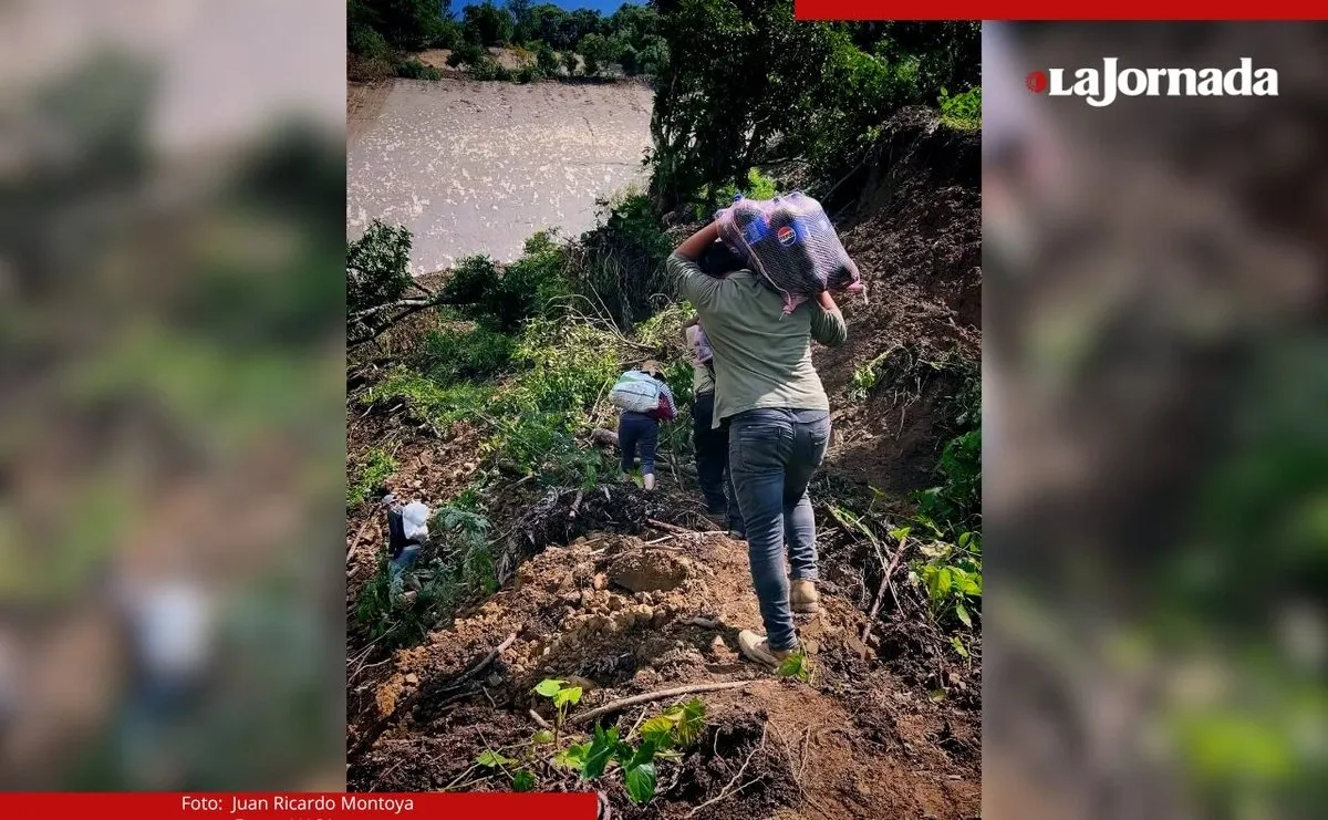 A pie y a través de difíciles caminos, vecinos llevan ayuda a Huehuetla