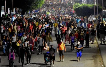Sale nueva caravana migrante pese a restricciones en EU