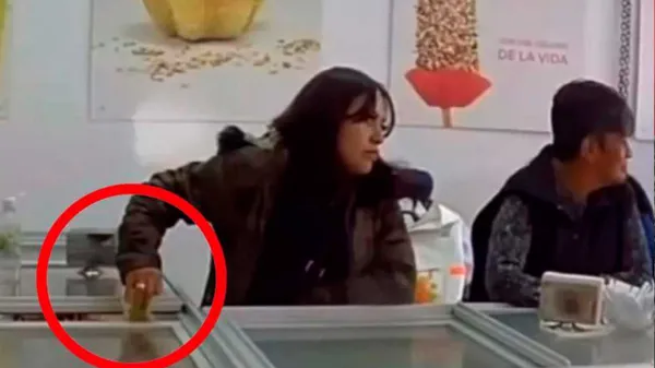 Madre e hija captadas robando paletas en Pachuca