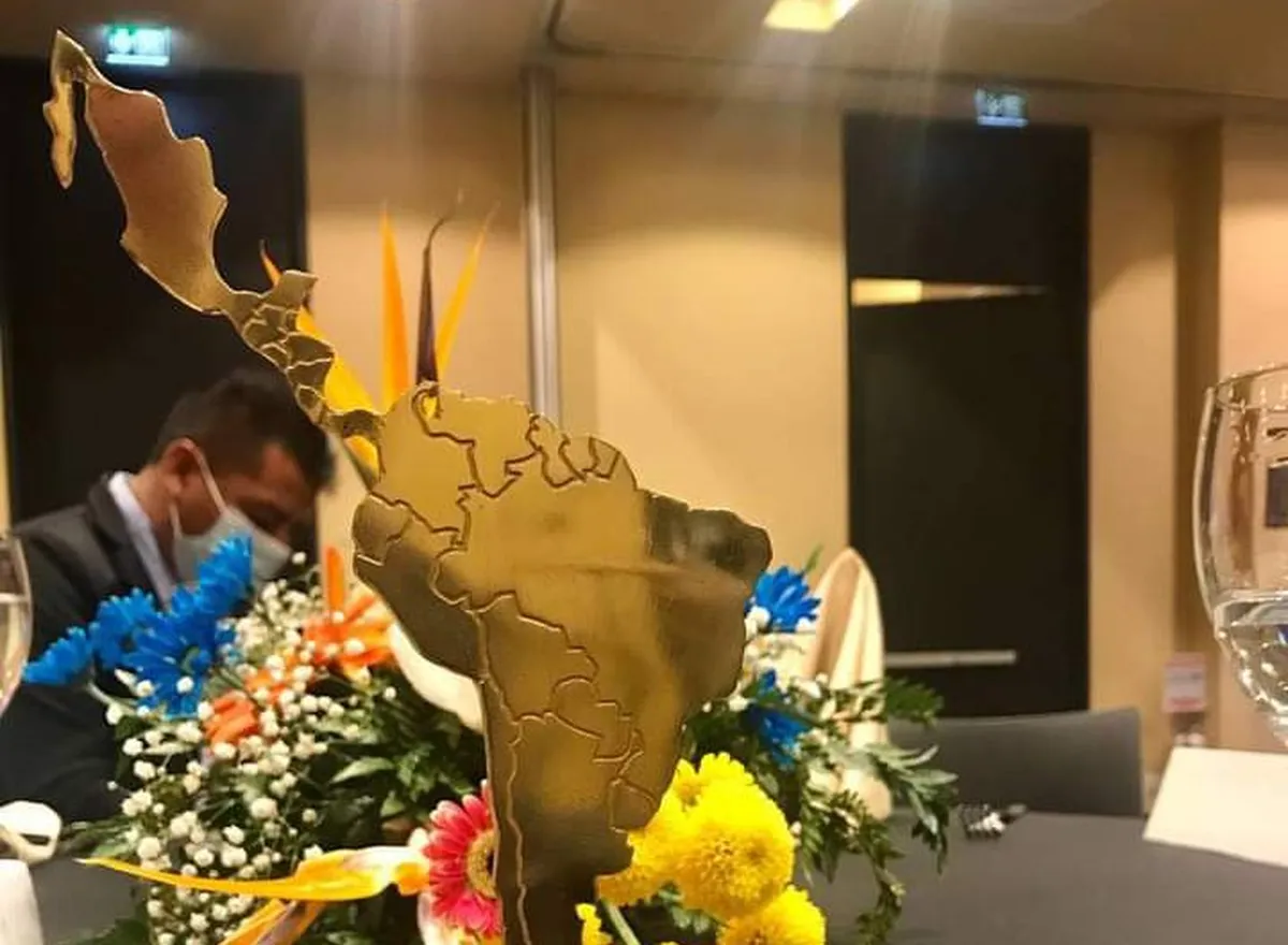 Gana alcalde de Pachuca premio colombiano
