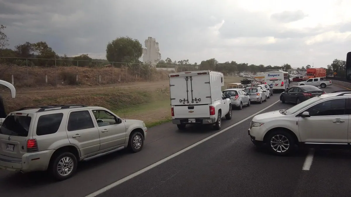 Bloqueo sobre la autopista México-Pachuca provoca caos
