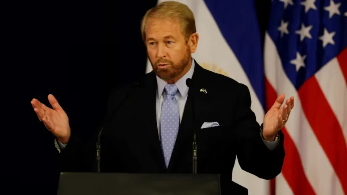 Johnson fue embajador en El Salvador durante el primer mandato del republicano.