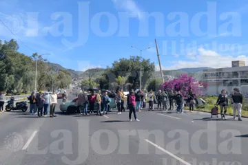 Padres de familia bloquean la carretera Pachuca-Tulancingo durante una protesta.