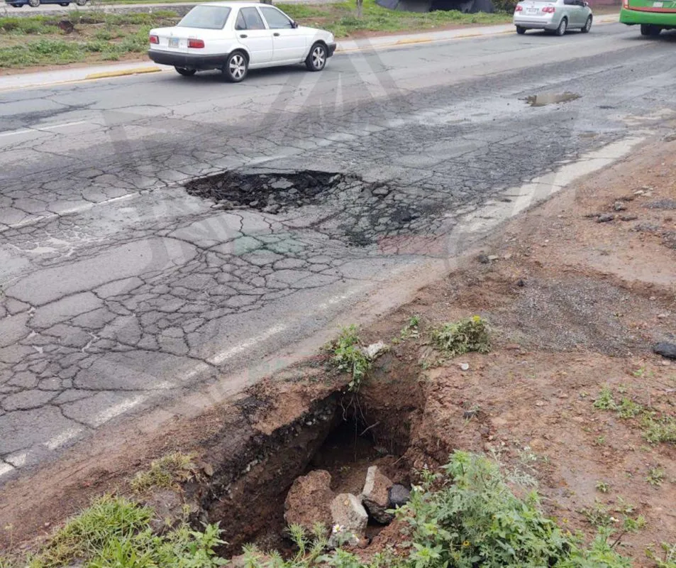 Lluvias provocan hundimiento en carretera México-Pachuca