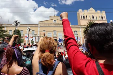 Artistas protestan en edificio central de la UAEH en Abasolo: “el IdA no es violento María Teresa sí”