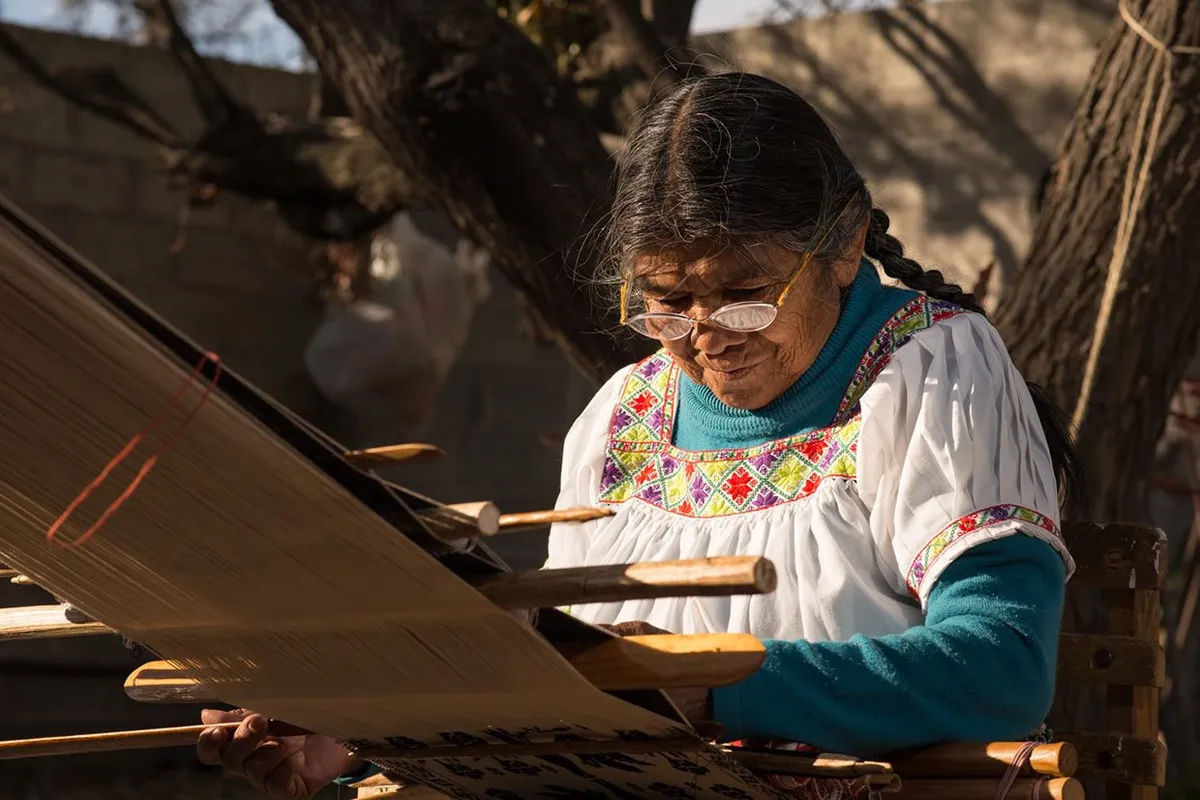 Martina García trabaja por preservar las artesanías tradicionales de Hidalgo