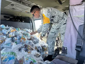 Personal del DIF Hidalgo organiza despensas para envío a comunidades afectadas.