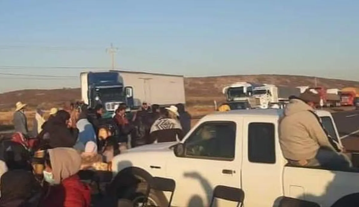 Siguen los bloqueos en carreteras de entrada y salida a Ixmiquilpan