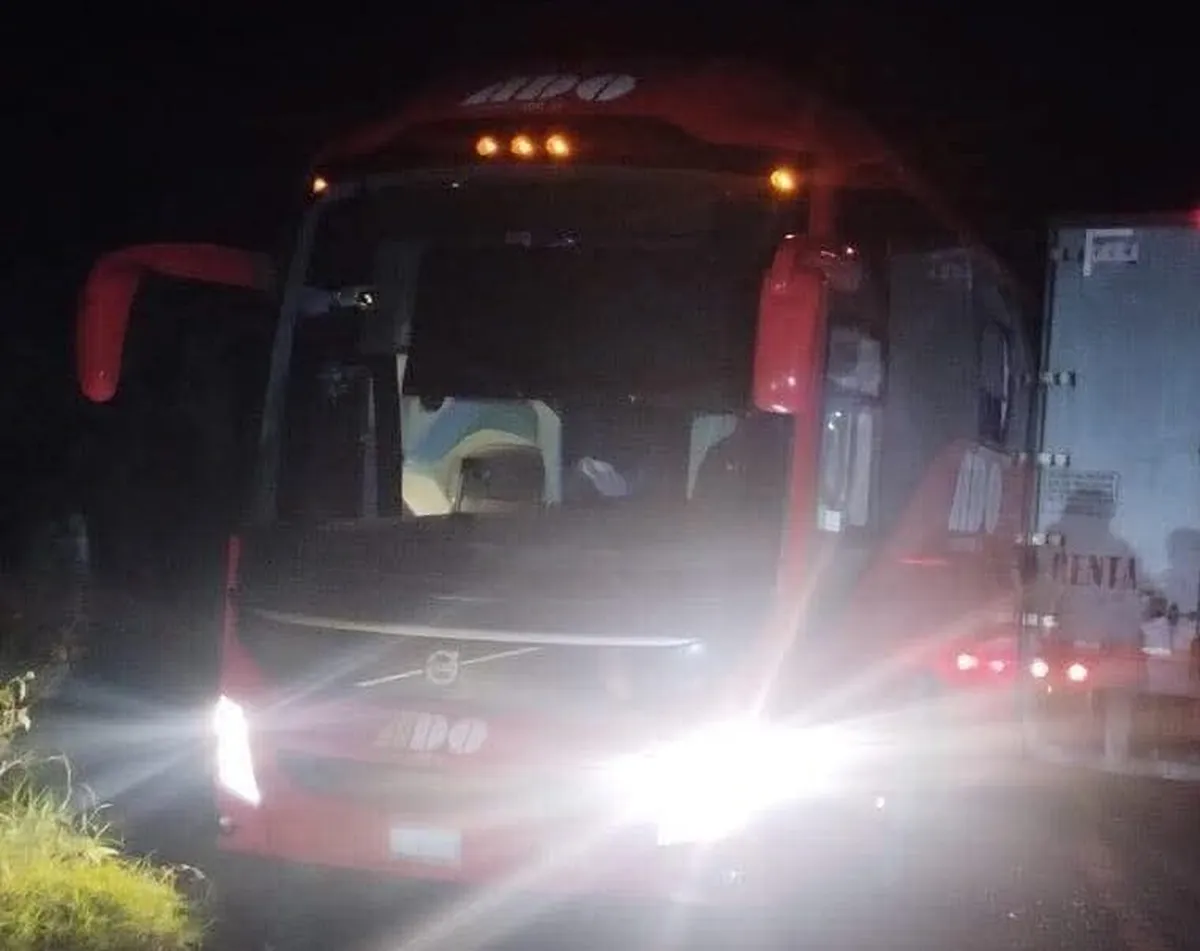 Choque entre autopus y trailer en la México-Tampico