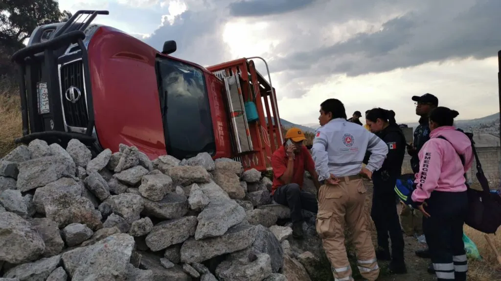 ¡Precaución! Accidente en el corredor de la montaña genera tráfico pesado