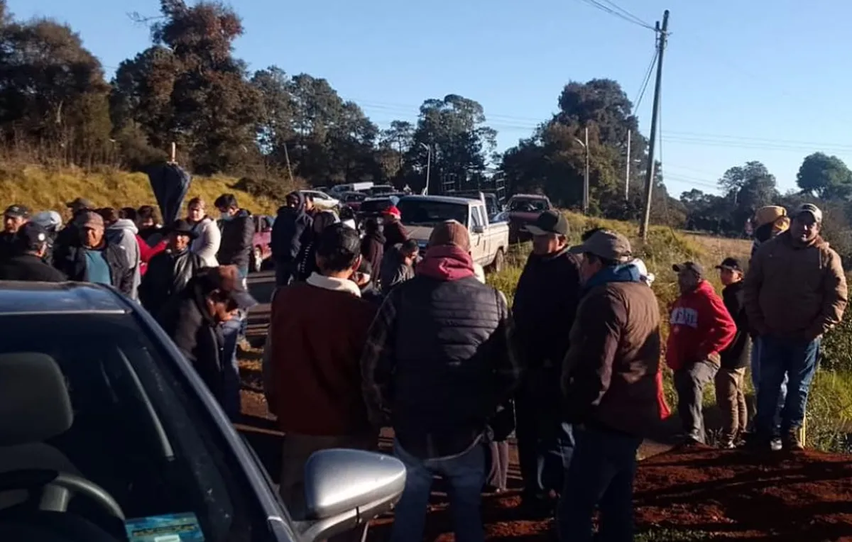 Pobladores bloquean carretera Acaxochitlán–Venta Quemada