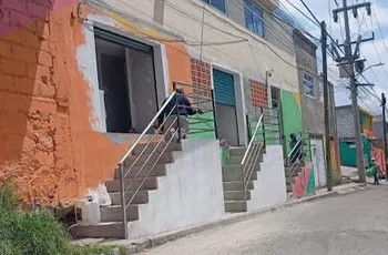 Escaleras construidas sobre una banqueta en la colonia Cubitos de Pachuca.
