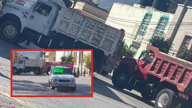 Transportistas bloquean calles frente a la presidencia municipal de Zimapán.