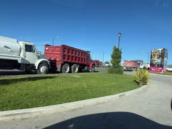 Paro de transportistas sindicalizados frente a obra de la constructora Sylma