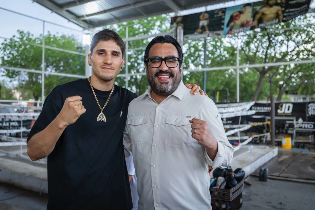 Juan de Dios Gámez y Marco Verde dan mensaje motivacional a jóvenes deportistas en gimnasio de box en Culiacán