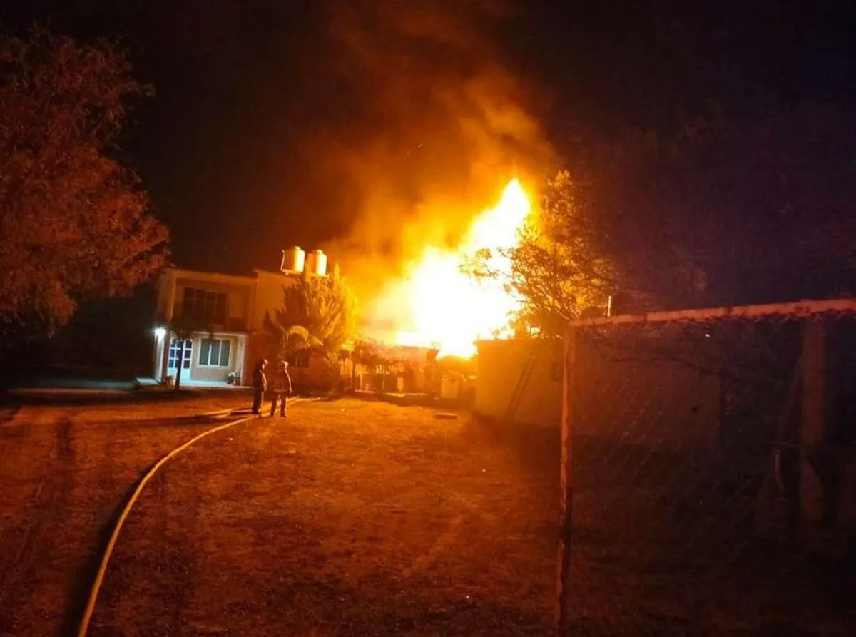 Se incendia casa y vehículos con ‘huachicol’ en Tula