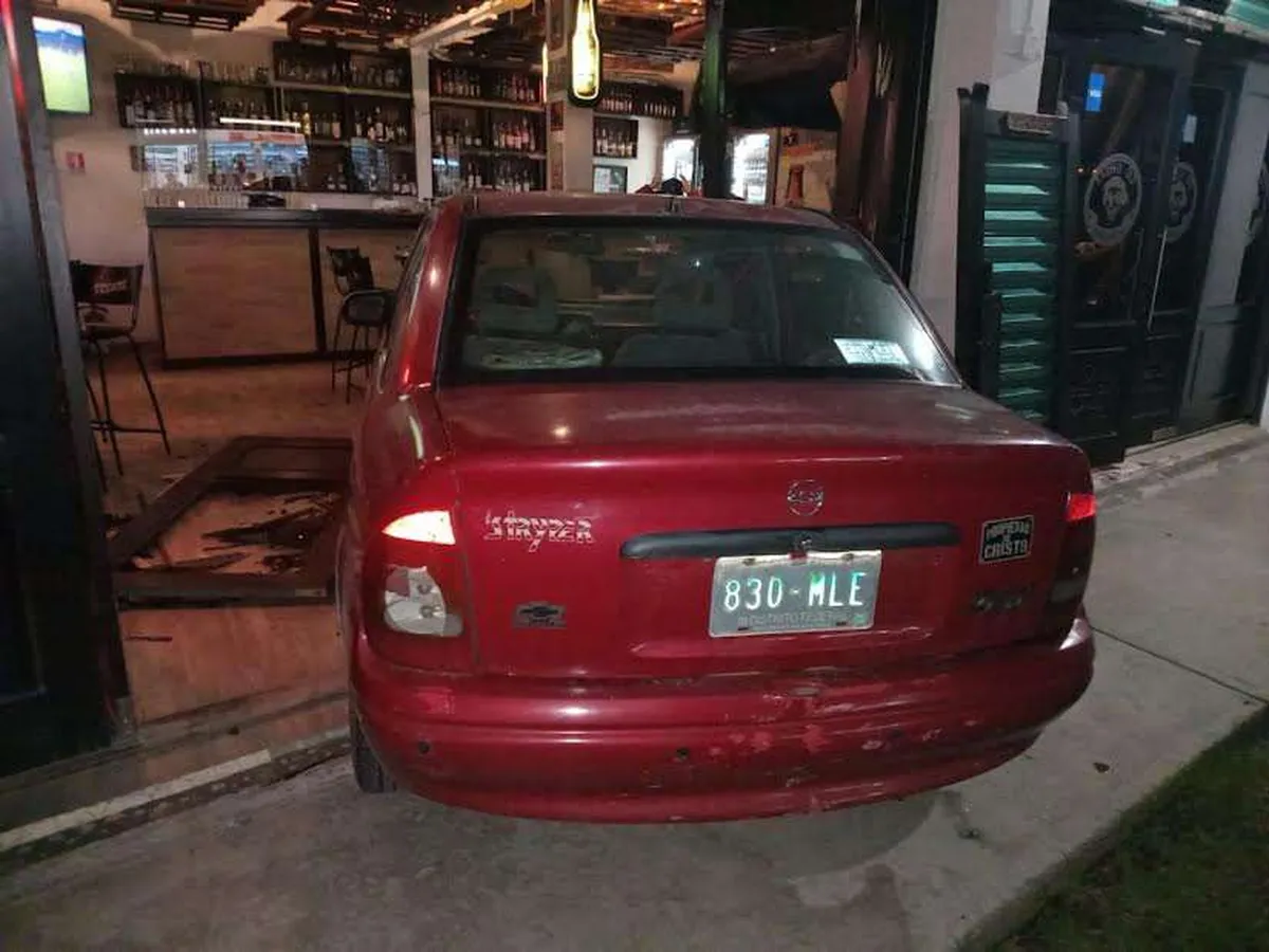 Sujeto impacta su vehículo contra antro en Tulancingo