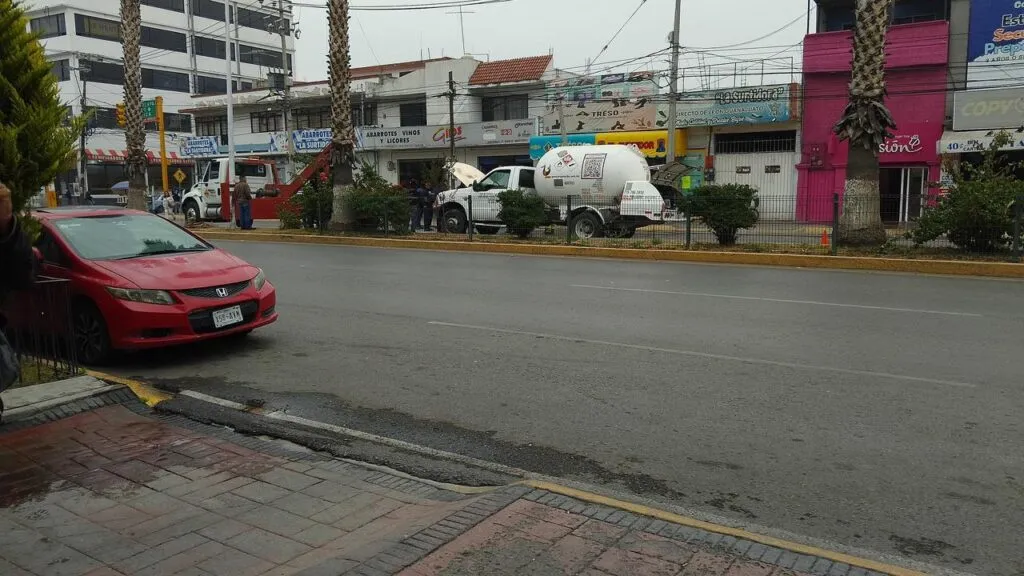 Falla en pipa de gas moviliza a emergencia en Tizayuca