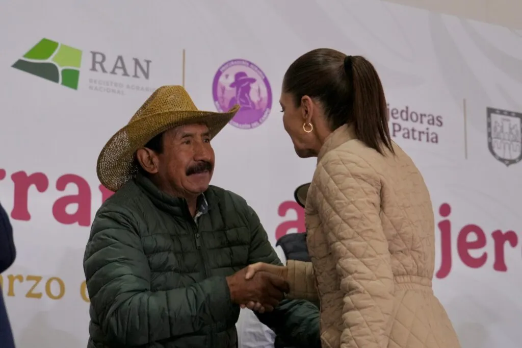 Sheinbaum entrega títulos agrarios a mujeres y fija meta nacional de 150 mil
