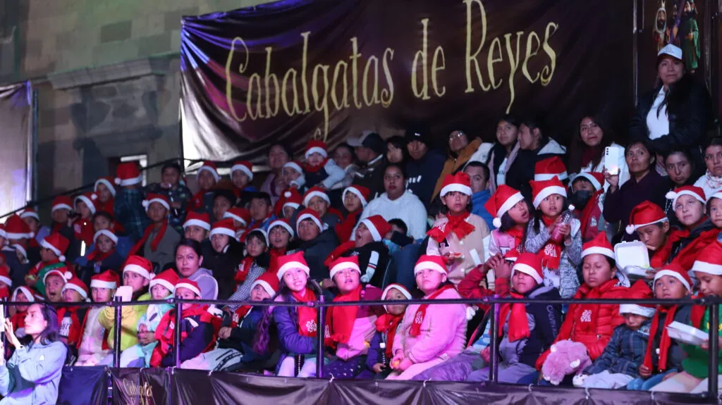 Cabalgata de Reyes Magos llena de magia las calles de Ixmiquilpan