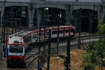Terraplén del Tren México–Pachuca con sistema de drenaje para evitar inundaciones.