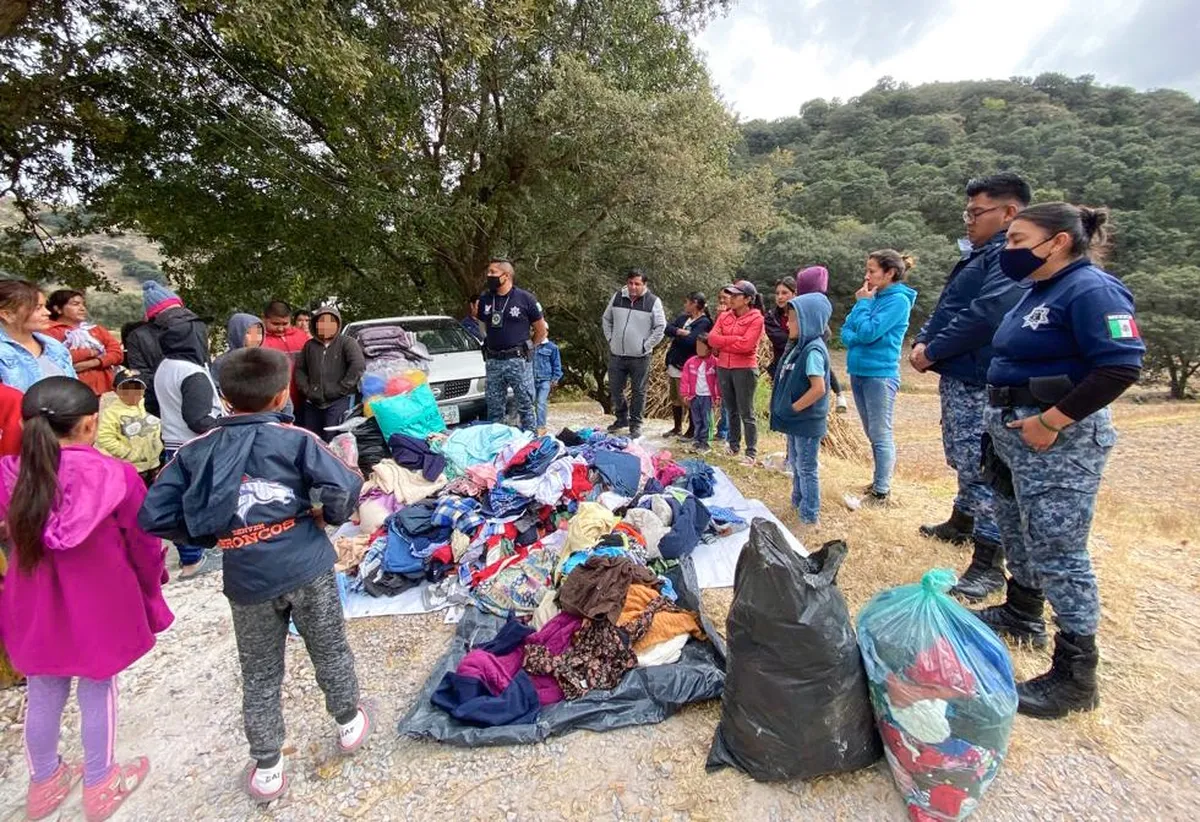 Policías estatales entregan ropa a pobladores de Tepeji