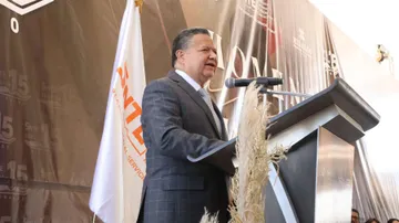 Julio Menchaca desayuna con maestros jubilados y garantiza bono 