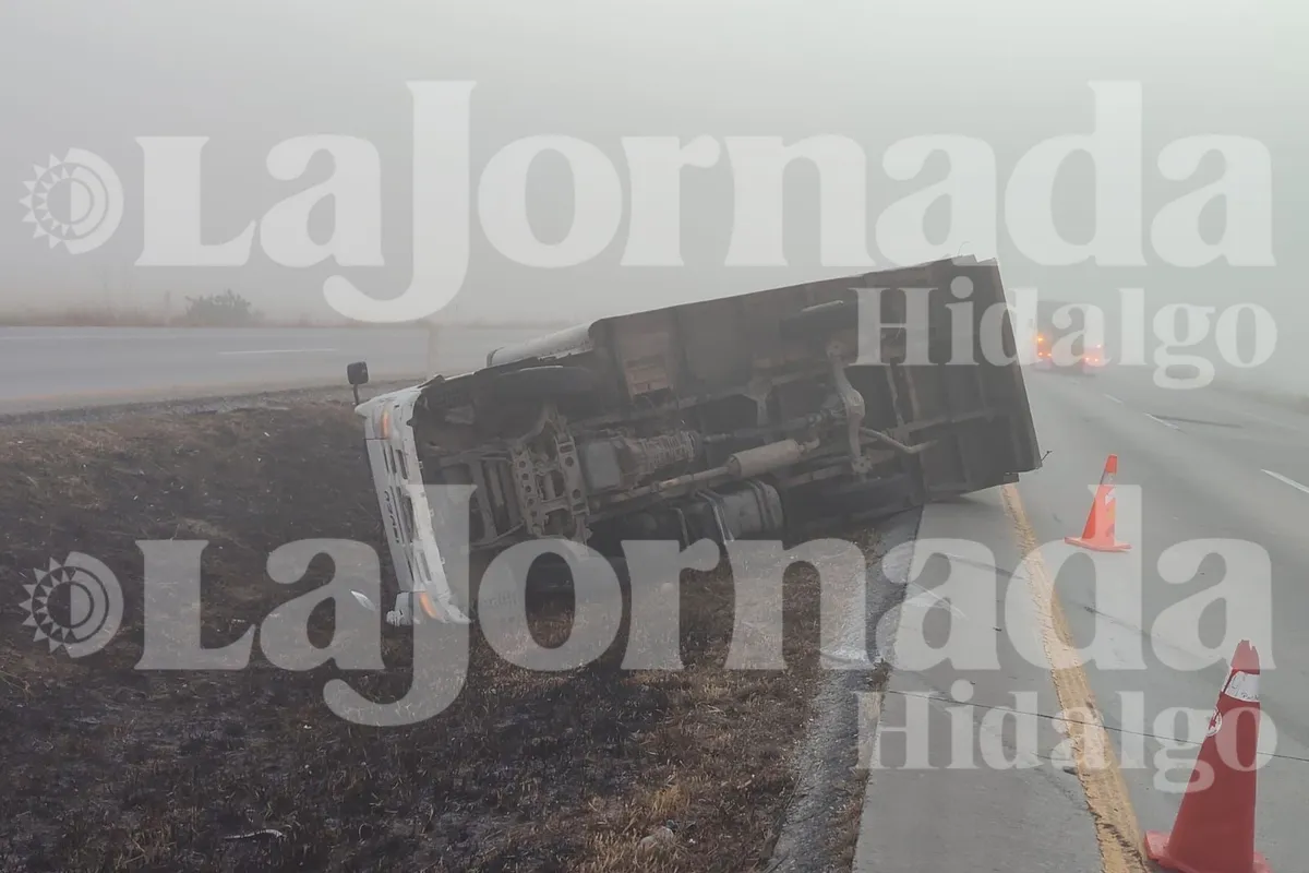 Camión de carga volcado