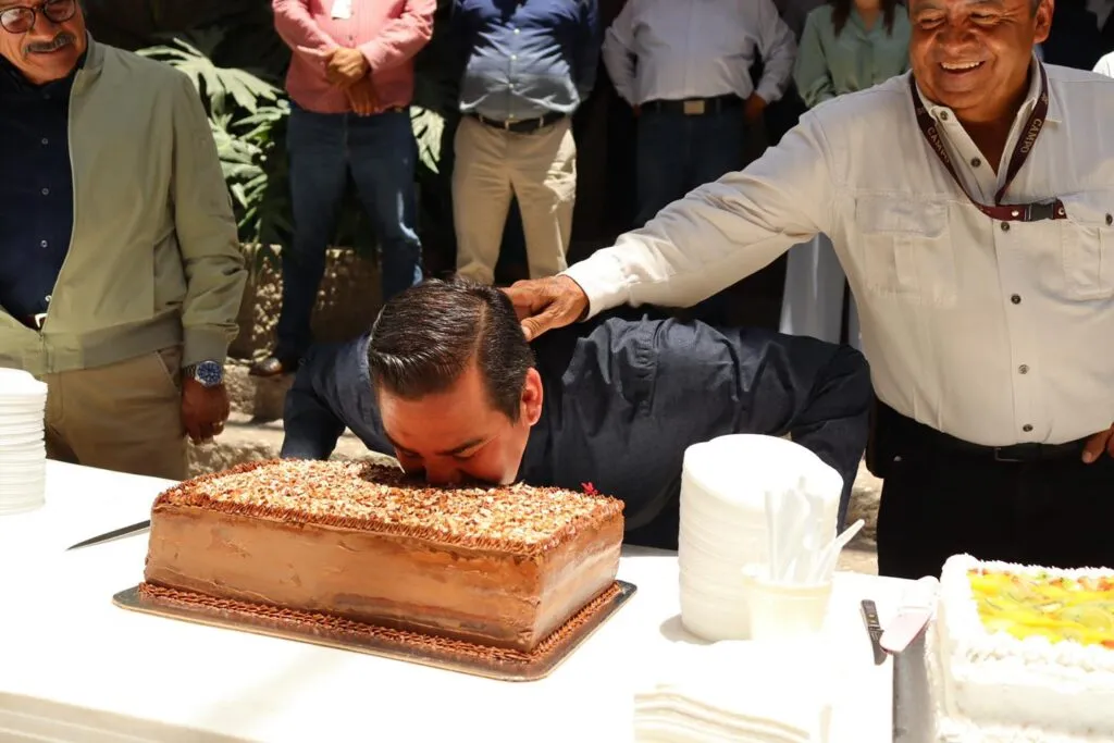 ¡Con Mariachi y pastel! Así fue el festejo del secretario de Agricultura