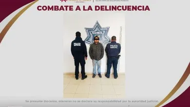 Policías aseguran a presunto responsable de homicidio en pensión de Tulancingo.