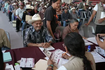 Entrega de apoyos del Operativo Bienestar en Huejutla y Jacala
