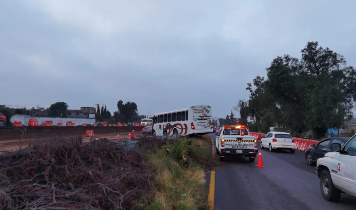 Autobús de pasajeros choca en la México-Pachuca