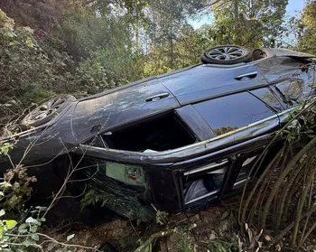 ¡De milagro! Rescatan con lesiones menores a automovilista tras caer a barranco en Hidalgo
