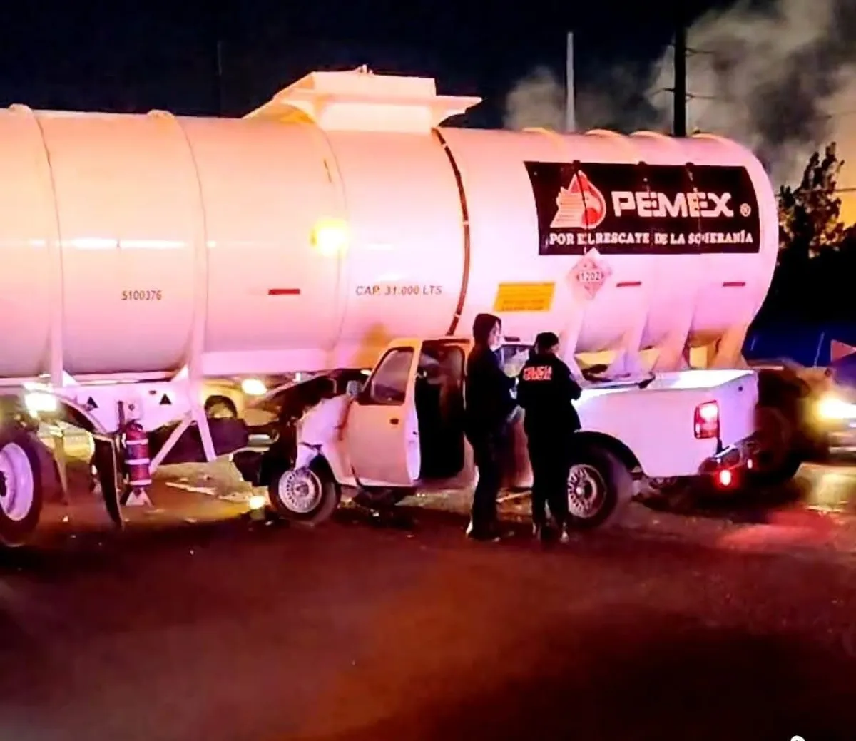 Accidente entre camioneta y pipa