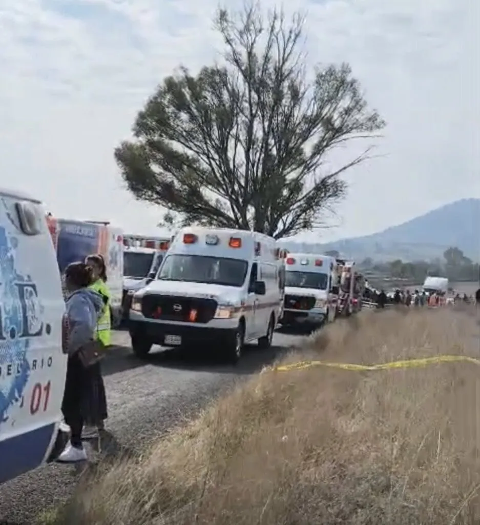 Autobús se estrella contra árbol; deja 9 muertos y más de 20 heridos